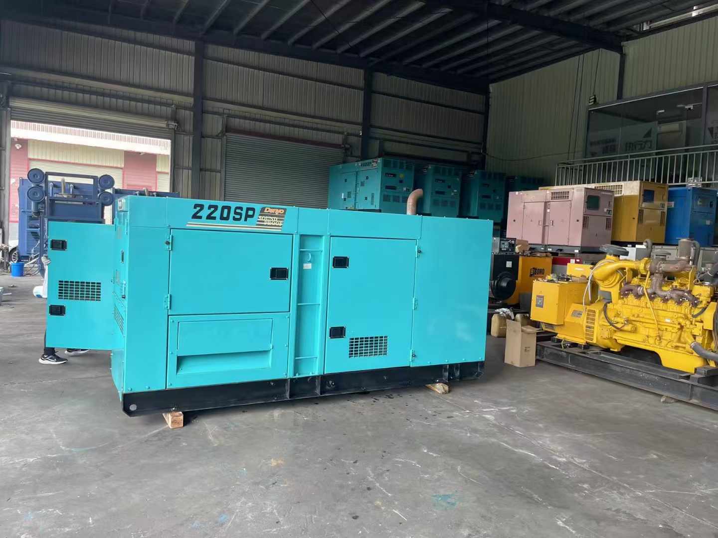 渝中柴油发电机组长期不间断运行时，如何监控其温度和压力？