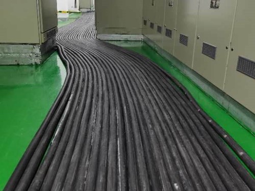 渝中如何根据理论计算公式计算温度对特定电压测量结果的影响？